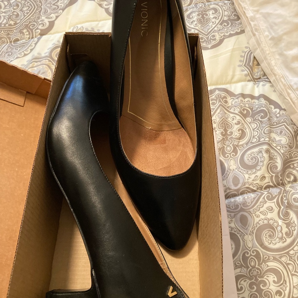 Vionic Black Pump